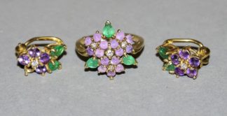 0962-Ring und Ohrclips "Veilchen im Schnee" mit Smaragden, Amethysten und Brillanten, Gold, nach Entwurf von Peter Carl Fabergé, Franklin Mint