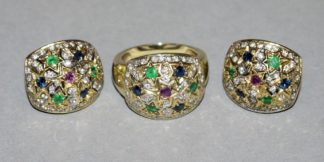 0968-Schmuck-Ensemble: Ring und Ohrclips mit Brillanten, Saphiren, Rubinen und Smaragden, Gold