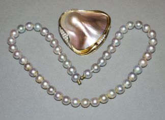 0974-Perlen-Collier mit großem Anhänger/Brosche mit Mabe-Perle und Brillanten, Gold