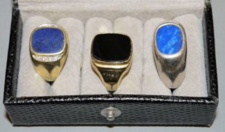 0978-Drei Herrenringe mit Lapislazuli, Brillanten und Onyx, Gold/Silber