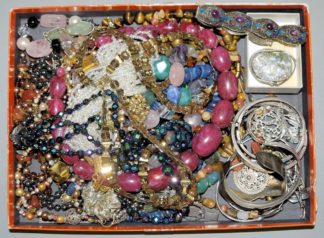 0992-Große Slg. Silber-, Halbedelstein- und Modeschmuck, dabei Gablonzer-Glasschmuck