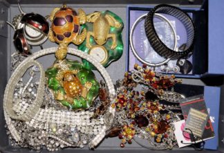 0995-Slg. Swarovski-Schmuck, Strass-Schmuck & 4 figürliche Uhrenhalter, Email