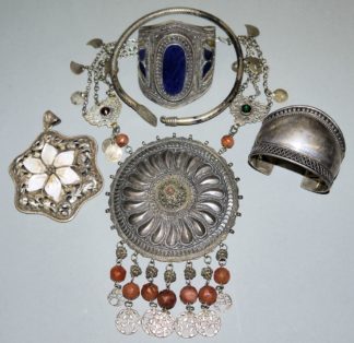 1001-Fünf Teile silberner Ethno-Schmuck aus aller Welt