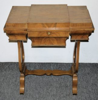 1031-Nähtisch des Biedermeier mit Lyrabeinen, 1. H. 19. Jh.