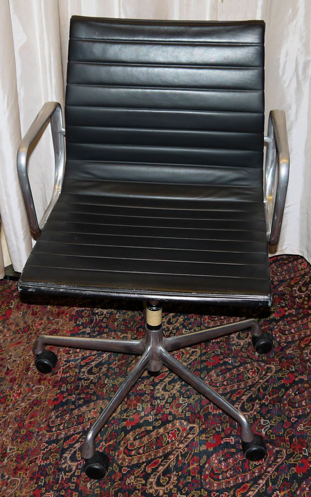 1037-Ray und Charles Eames, fünf Bürostühle EA 117 Alu Chair, Hersteller Vitra, Weil am Rhein – Bild 2