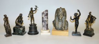 1071-Sammlung Bronzeplastiken nach berühmten antiken Skulpturen und Museumsrepliken, 19. Jh./ um 1900 sowie kleines Halbsäulen-Fragment, romanisch-gotisch, Italien