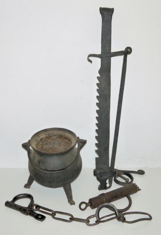 1079-Ein schwerer Grapen, eine Kesselsäge, ein Schloss und eine Fußfessel, alle 17./18. Jh. oder früher