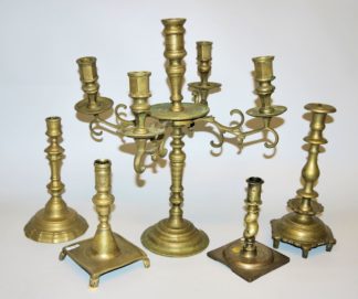 1081-Fünf Tischkerzenleuchter des Barock aus Messing, 18. Jh.