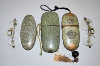 1086-Drei Rochenhaut-Etuis mit zwei Brillen, China 19. Jh.