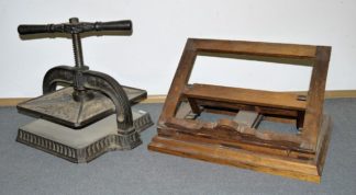 1088-Buchpresse und Buchständer des 19. Jhs.