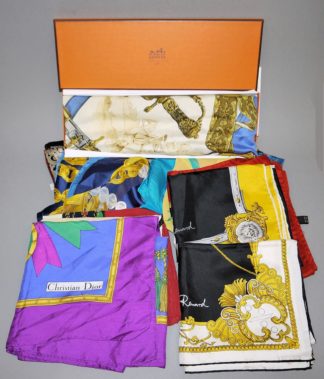 1097-Slg. Seidenschals & Tücher, dabei Hermès, Dior, Chanel u.a., 3 Longchamp-Taschen & Damenarmbanduhr Thierry Mugler Star Cuff Watch