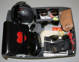 1098-Slg. Vintage-Mode: 9 Sonnenbrillen Ray Ban, Dior, Gucci, Handtasche Moschino und Slg. Seidentücher & Krawatten