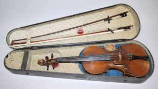 1107-Hochwertige 4/4-Geige um 1900 mit zwei Bögen