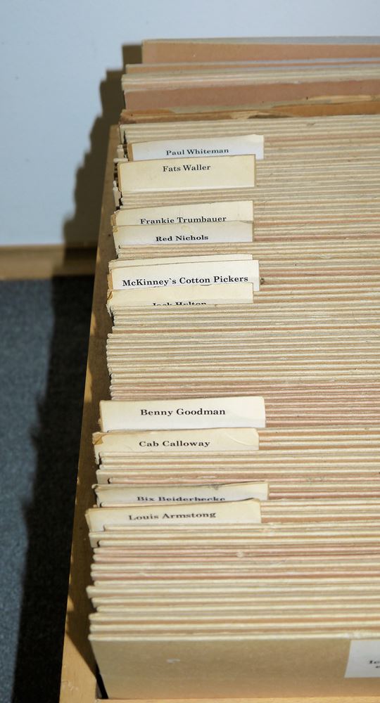 1109-Umfangreiche Schellackplatten-Sammlung mit Raritäten des American Jazz, dazu ein Trichtergrammophon – Bild 2