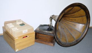 1109-Umfangreiche Schellackplatten-Sammlung mit Raritäten des American Jazz, dazu ein Trichtergrammophon