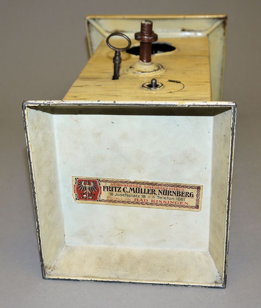 1116-Seltene Scherz-Spardose, Nürnberg um 1900, zu reparieren – Bild 4