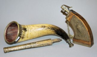 1131-Ein Pulverhorn, ein Signalhorn und ein Pistolenlauf, nach alten Vorbildern, alle 20. Jh.