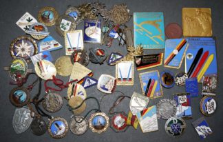 1143-Große Sammlung seltener Wintersportabzeichen, überwiegend emailliert, 1927-1970, ca. 130 Teile