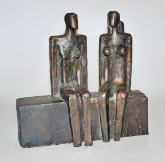 0230-Manfred Kieselbach, Sitzendes Paar, Bronzeplastik von 1991 mit monographischem Ausstellungskatalog