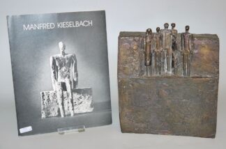 0233-Manfred Kieselbach, Stele mit 6 Stehenden, Bronzeplastik mit monographischem Ausstellungskatalog