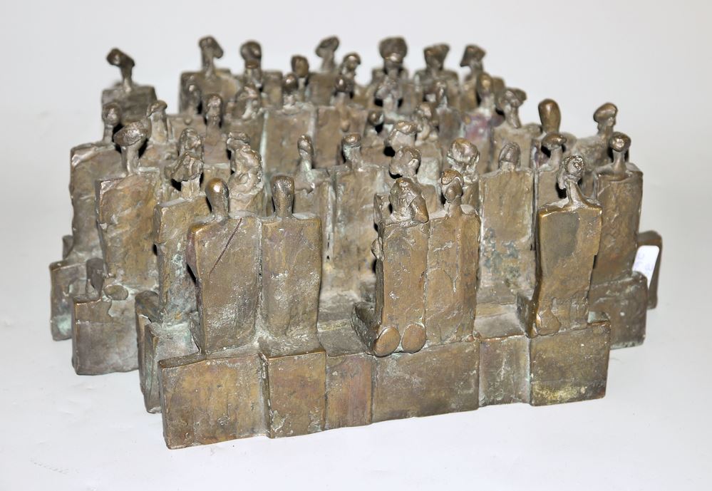 0242-Manfred Kieselbach, Zuhörer, Bronzegruppe mit monographischem Ausstellungskatalog – Bild 2