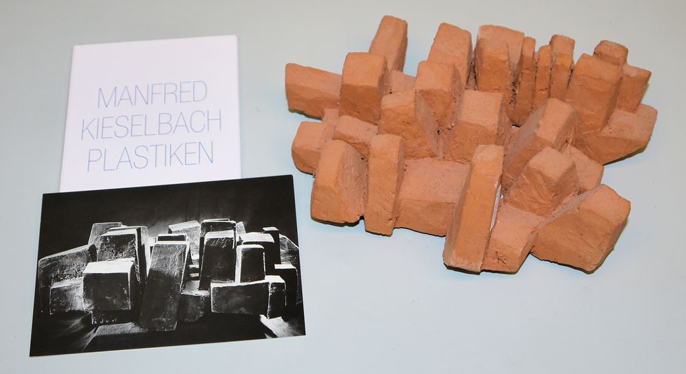 0251-Manfred Kieselbach, Stadtlandschaft, Bronzeplastik und kleine Keramikplastik, 1980er Jahre – Bild 2