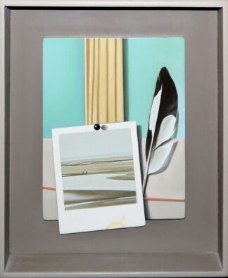 0277-Klaus Langkafel, Stillleben mit Feder und Polaroidfoto, fotorealistisches Ölgemälde, im Kastenrahmen