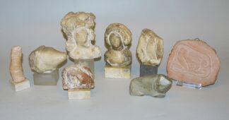 0424-Fritz Schwarzbeck, Zwei weibliche Büsten, drei weibliche Torsi, 2 Rinder, Skulpturen aus Alabaster & Badende, Terrakottarelief