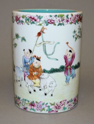 0522-Bitong aus Porzellan mit spielenden Knaben, Republik-Zeit, China, Anfang 20. Jh.