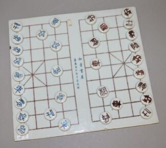 0528-Ein vollständiges Xiangqi, das "chinesische Schachspiel" aus Porzellan, datiert 1810