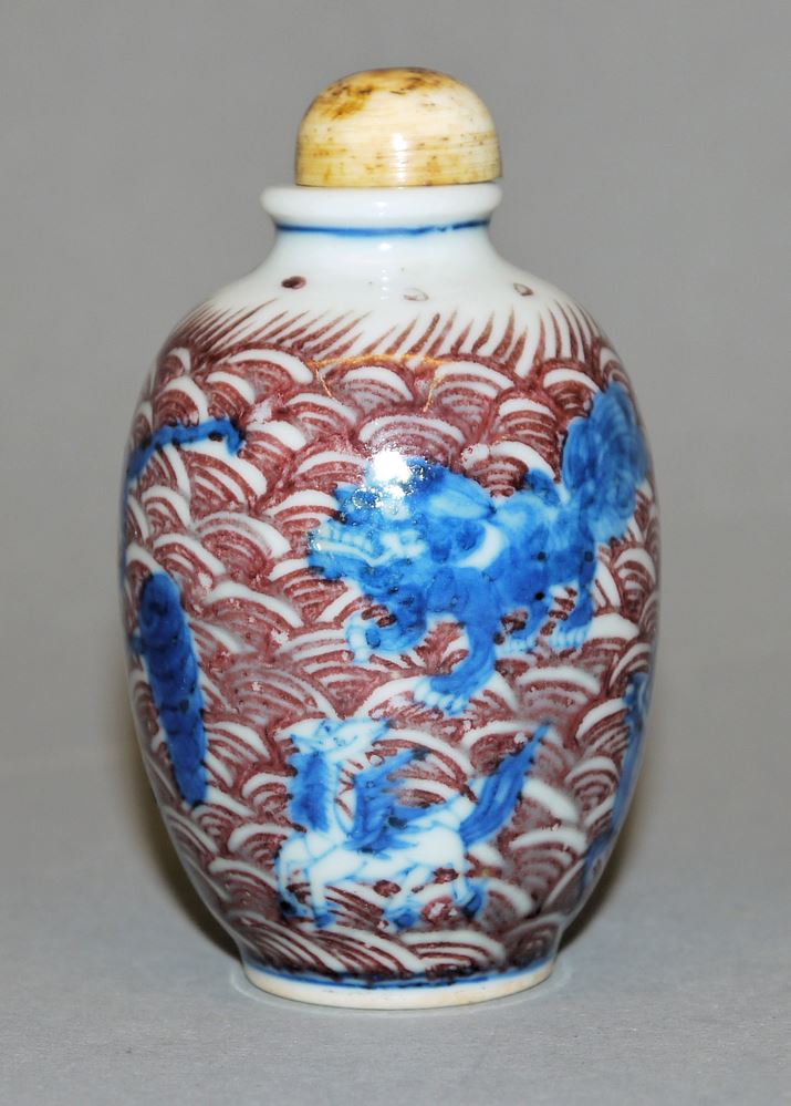 0537-Porzellan-Snuffbottle mit Fabelwesen, China um 1900 – Bild 2