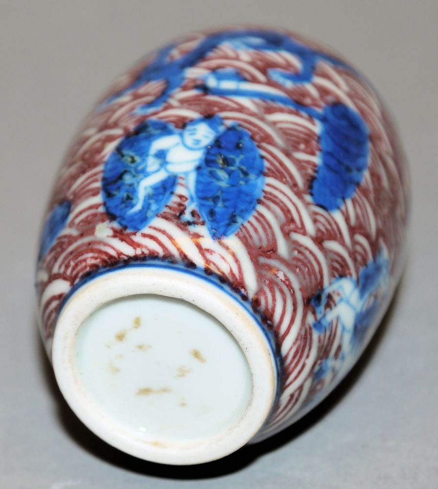 0537-Porzellan-Snuffbottle mit Fabelwesen, China um 1900 – Bild 3