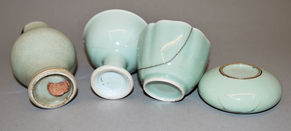 0542-Vier Kleinporzellane in Longquan-Tradition, mit Kintsugi-Reparaturen, China 18. Jh. oder früher – Bild 2