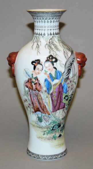 0546-Balustervase mit zwei jungen Damen, wohl Republik-Zeit, China 20. Jh.