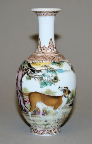 0549-Kleine Langhalsvase mit einem Hundemotiv nach Giuseppe Castiglione, China 20. Jh.