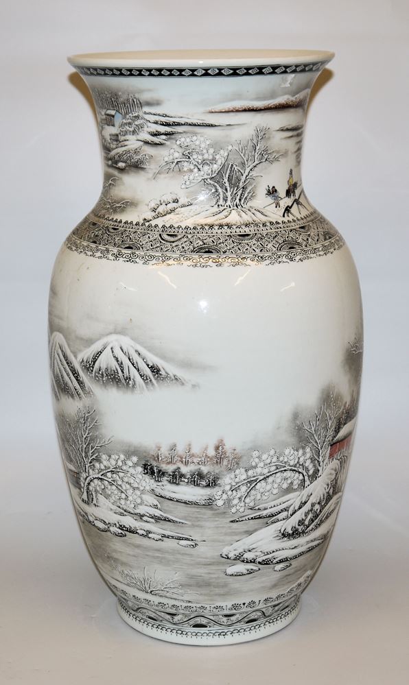 0551-Große Porzellanvase mit Winterlandschaft im Stil des He Xuren, China 20. Jh. – Bild 2
