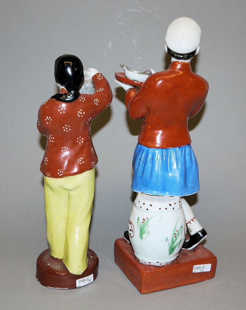0562-Li Tiemei, Charakterdarstellerin der revolutionären Peking-Oper "Die rote Signallaterne" und Arbeitermädchen mit Fisch, zwei chinesische Porzellanfiguren um 1965/70 - Image 2
