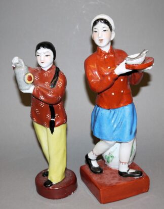 0562-Li Tiemei, Charakterdarstellerin der revolutionären Peking-Oper "Die rote Signallaterne" und Arbeitermädchen mit Fisch, zwei chinesische Porzellanfiguren um 1965/70