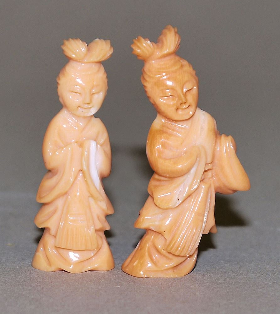 0566-Zwei chinesische Miniaturen in Edelkoralle und ein Glücksgott in Shoushan-Stein - Image 2