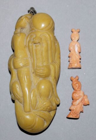 0566-Zwei chinesische Miniaturen in Edelkoralle und ein Glücksgott in Shoushan-Stein