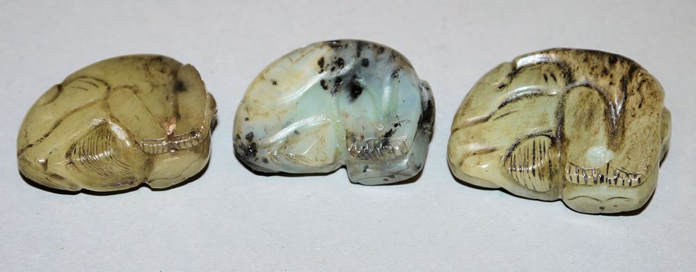 0569-Schlafende Shishi, drei chinesische Jade-Zierstücke - Image 2
