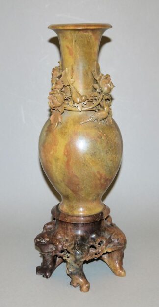 0571-Große Steinvase mit Päonienblüten, China 20. Jh.