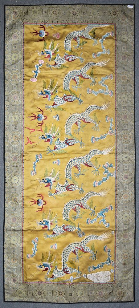 0573-Kleiner chinesischer Altartisch um 1900 und Stickdecke - Image 2