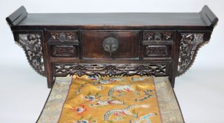 0573-Kleiner chinesischer Altartisch um 1900 und Stickdecke