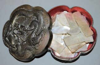 0582-Ein Sortiment Zählsteine aus Perlmutt, Exportware aus Kanton der Qing-Zeit, China 18./19. Jh., in Metalldose