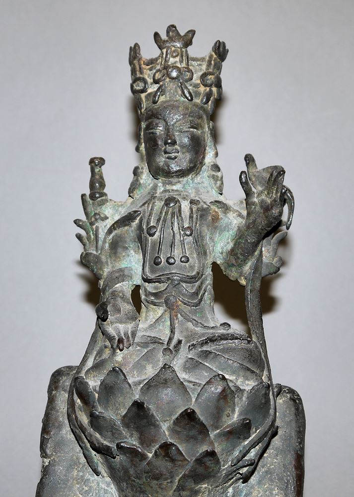 0594-Guanyin auf Lotusthron, Bronzeplastik der Ming-Zeit, China 16./17. Jh. - Image 2