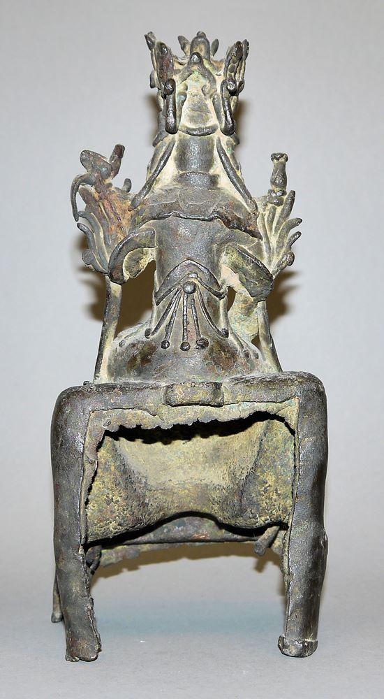 0594-Guanyin auf Lotusthron, Bronzeplastik der Ming-Zeit, China 16./17. Jh. - Image 3