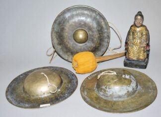 0623-Drei Ritualinstrumente der Bergstämme des "Golden Dreiecks" und eine daoistische Gottheit