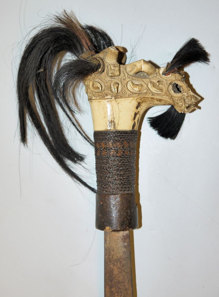 0625-Ein Mandau, Schwert der Dayak, Borneo um 1900 und ein antikes Pulverhorn - Image 2