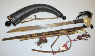 0625-Ein Mandau, Schwert der Dayak, Borneo um 1900 und ein antikes Pulverhorn